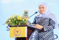 Gubernur Jawa Timur Khofifah Indar Parawansa saat menjadi pembicara kunci Sarasehan Nasional MPR RI di Surabaya, Kamis (5/2). (Foto Dok Ho/Nul-RadarBangsa.co.id)
