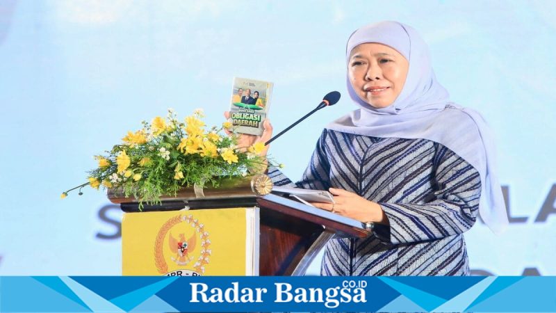 Gubernur Jawa Timur Khofifah Indar Parawansa saat menjadi pembicara kunci Sarasehan Nasional MPR RI di Surabaya, Kamis (5/2). (Foto Dok Ho/Nul-RadarBangsa.co.id)