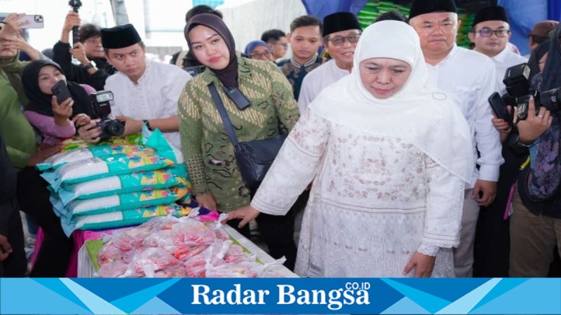 Ratusan warga antre dalam Pasar Murah jelang Ramadhan di Masjid Al-Akbar Surabaya, Minggu (15/2). (Foto Dok Ho/RadarBangsa.co.id)