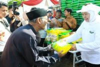 Gubernur Jawa Timur Khofifah Indar Parawansa saat meninjau Pasar Murah di Tambak Wedi, Surabaya, Jumat (6/2). (Foto Dok Ho/Nul-RadarBangsa.co.id)