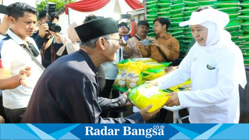 Gubernur Jawa Timur Khofifah Indar Parawansa saat meninjau Pasar Murah di Tambak Wedi, Surabaya, Jumat (6/2). (Foto Dok Ho/Nul-RadarBangsa.co.id)