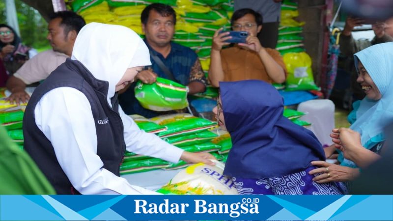 Gubernur Khofifah Indar Parawansa meninjau Pasar Murah di Singosari, Malang, Minggu (22/2). (Foto Dok Ho/RadarBangsa.co.id)