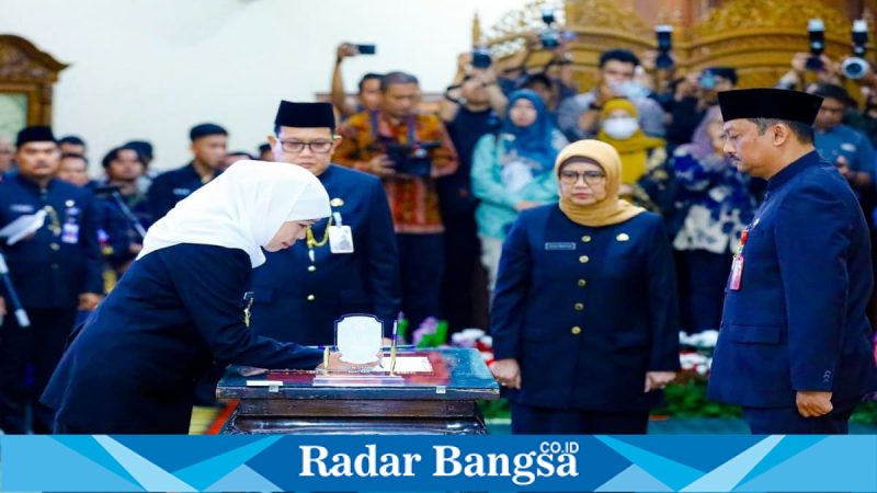 Gubernur Jawa Timur Khofifah Indar Parawansa melantik Pejabat Pimpinan Tinggi Pratama di Gedung Negara Grahadi, Surabaya, Jumat (30/1/2026). (Foto Dok Ho/Nul-RadarBangsa.co.id)