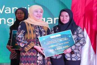 Gubernur Jatim Khofifah Indar Parawansa menyerahkan apresiasi seniman dan sertifikat WBTB 2025 di Malang, Minggu (22/2/2026). (Foto Dok Ho/RadarBangsa.co.id)