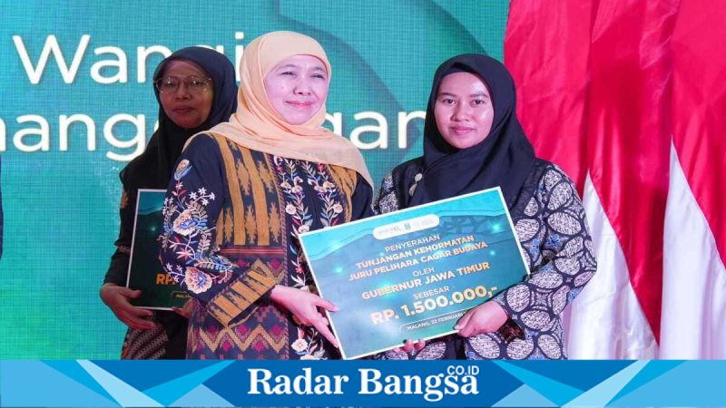 Gubernur Jatim Khofifah Indar Parawansa menyerahkan apresiasi seniman dan sertifikat WBTB 2025 di Malang, Minggu (22/2/2026). (Foto Dok Ho/RadarBangsa.co.id)
