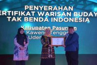 Penyerahan sertifikat WBTbI Udeng dan Kaweng Tengger oleh Gubernur Jatim, Minggu (22/2/2026). (Foto Dok Ho/RadarBangsa.co.id)