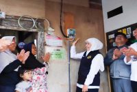 Gubernur Jatim Khofifah Indar Parawansa menyampaikan program listrik gratis bagi RTM, Kamis (5/2/2026). (Foto Dok Ho/Nul-RadarBangsa.co.id)