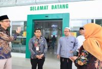 Gubernur Jawa Timur Khofifah Indar Parawansa meninjau Farmasi Robotik RSUD Syamrabu Bangkalan, Minggu (1/2/2026). (Foto Dok Ho/Nul-RadarBangsa.co.id)
