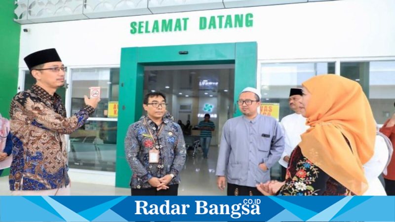 Gubernur Jawa Timur Khofifah Indar Parawansa meninjau Farmasi Robotik RSUD Syamrabu Bangkalan, Minggu (1/2/2026). (Foto Dok Ho/Nul-RadarBangsa.co.id)
