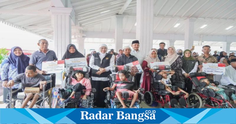 Gubernur Khofifah Indar Parawansa dan Bupati Rusdi Sutejo saat penyerahan bansos di Pasuruan, Selasa (17/2/2026). (Foto Dok Ho/RadarBangsa.co.id)