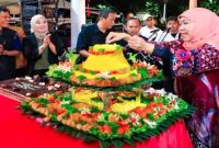 Gubernur Khofifah Indar Parawansa memberikan kue kepada wartawan senior di Gedung Negara Grahadi, Surabaya, Senin (9/2/2026). Foto Dok Ho/RadarBangsa.co.id