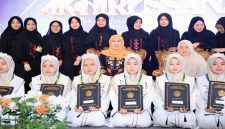 Gubernur Jawa Timur Khofifah Indar Parawansa menghadiri Haflatul Imtihan Ponpes Putri Nurul Cholil Bangkalan, Minggu (1/2). (Foto Dok Ho/Nul-RadarBangsa.co.id)