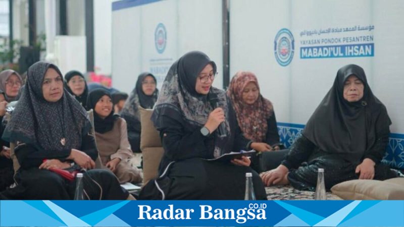 Bupati Banyuwangi Ipuk Fiestiandani menghadiri Haul ke-14 KH Achmad Musayyidi di PP Mabadiul Ihsan, Karangdoro, Tegalsari, Sabtu (7/2/2026). (Foto Dok Ho/Nul-RadarBangsa.co.id)