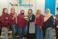 Ketua IWO Pamekasan Dyah Heny Andrianty menyerahkan kue HUT ke-3 kepada Direktur Klik Madura Sari Purwati, Selasa (17/2/2026). (Foto Dok Ho/RadarBangsa.co.id)