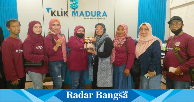 Ketua IWO Pamekasan Dyah Heny Andrianty menyerahkan kue HUT ke-3 kepada Direktur Klik Madura Sari Purwati, Selasa (17/2/2026). (Foto Dok Ho/RadarBangsa.co.id)