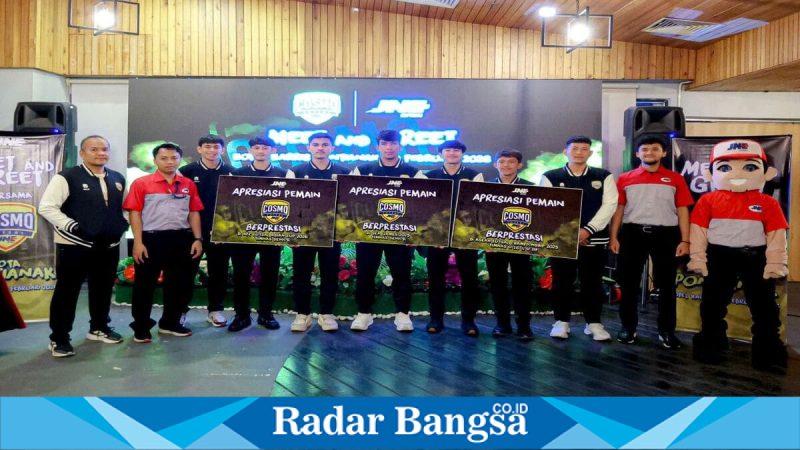 Penyerahan bonus JNE kepada skuad Cosmo JNE FC di HARRIS Hotel Pontianak, Selasa (10/2/2026). (Foto Dok Ho/RadarBangsa.co.id)