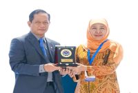 Gubernur Jawa Timur Khofifah Indar Parawansa menerima penghargaan pengelolaan sampah 2026 di Jakarta, Rabu (25/2). (Foto Dok Ho/RadarBangsa.co.id)