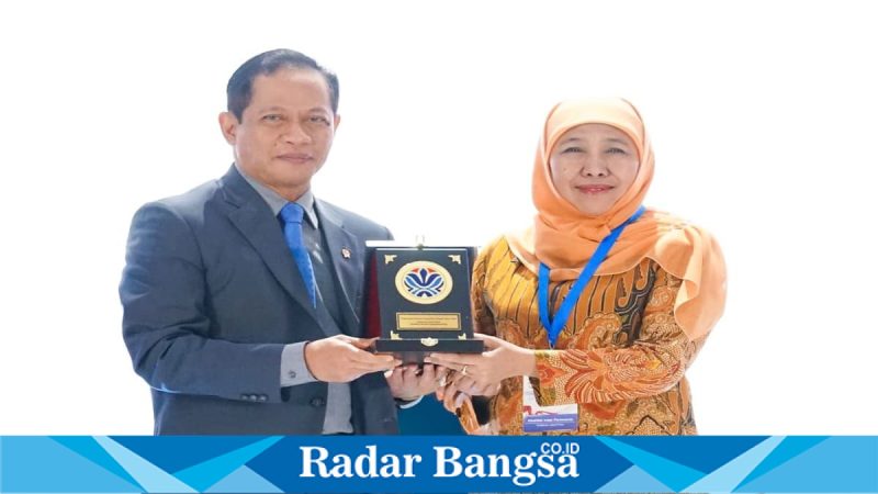 Gubernur Jawa Timur Khofifah Indar Parawansa menerima penghargaan pengelolaan sampah 2026 di Jakarta, Rabu (25/2). (Foto Dok Ho/RadarBangsa.co.id)