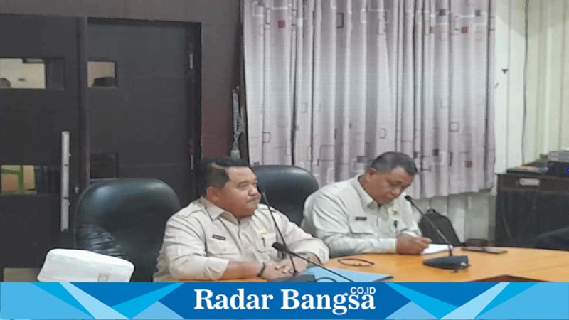 Kepala Disnaker Jember Hadi Mulyono saat rakor pengawasan THR jelang Lebaran 1447 H, Jumat (27/2/2026). (Foto Dok Ho/RadarBangsa.co.id)