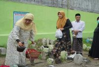 Lia Istifhama bersama Khofifah Indar Parawansa saat ziarah makam KH Masykur Hasyim, Sabtu (14/2). (Foto Dok Ho/RadarBangsa.co.id)