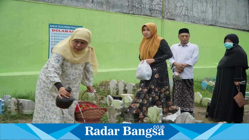 Lia Istifhama bersama Khofifah Indar Parawansa saat ziarah makam KH Masykur Hasyim, Sabtu (14/2). (Foto Dok Ho/RadarBangsa.co.id)