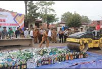 Pemusnahan 2.937 botol miras hasil operasi pekat di Lapangan Nagara Bhakti Pendopo Ronggosukowati, Pamekasan, Senin (9/2/2026). (Foto Dok Ho/RadarBangsa.co.id)
