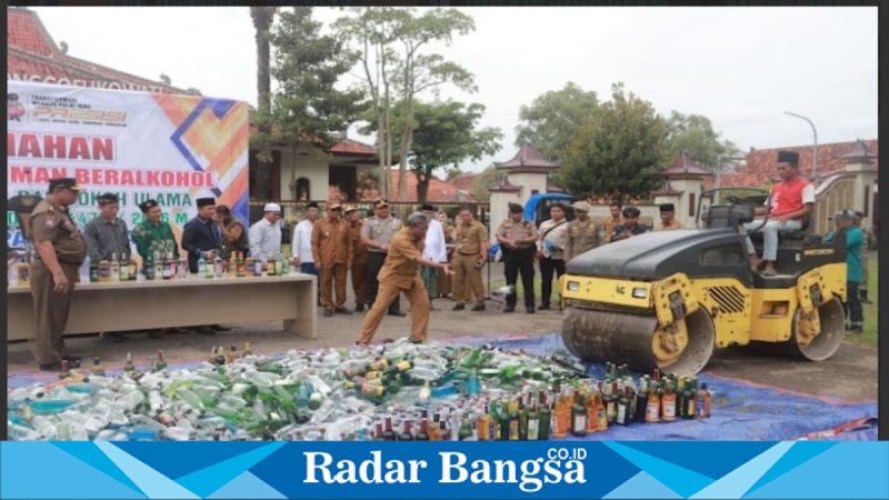 Pemusnahan 2.937 botol miras hasil operasi pekat di Lapangan Nagara Bhakti Pendopo Ronggosukowati, Pamekasan, Senin (9/2/2026). (Foto Dok Ho/RadarBangsa.co.id)