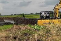 Alat berat melakukan pengerukan sedimentasi saluran irigasi di Jombang, Sabtu (21/2/2026). (Foto Dok Ho/RadarBangsa.co.id)