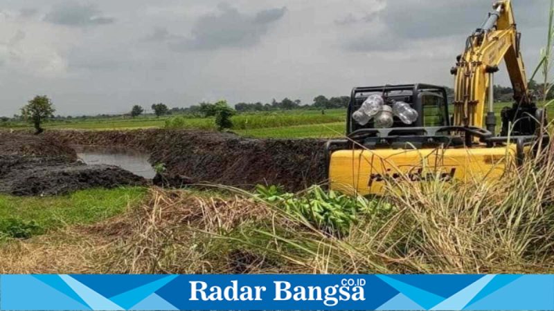 Alat berat melakukan pengerukan sedimentasi saluran irigasi di Jombang, Sabtu (21/2/2026). (Foto Dok Ho/RadarBangsa.co.id)