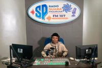 Peserta Lomba Kultum KKG PAI Kabupaten Pasuruan bersiap siaran di Radio Suara Pasuruan, Senin (23/2/2026). (Foto Dok Ho/RadarBangsa.co.id)