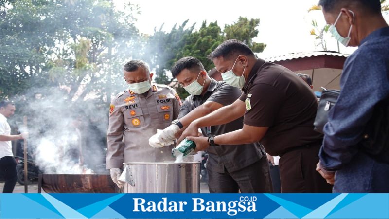 Kapolres Asahan AKBP Revi Nurvelani saat pemusnahan barang bukti narkotika, Selasa (24/2/2026). (Foto Dok Ho/RadarBangsa.co.id)