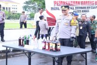 Kapolres Jember memimpin pemusnahan miras, narkoba, dan knalpot brong di Jalan Sudarman, Kamis (26/2/2026). (Foto Dok Ho/RadarBangsa.co.id)