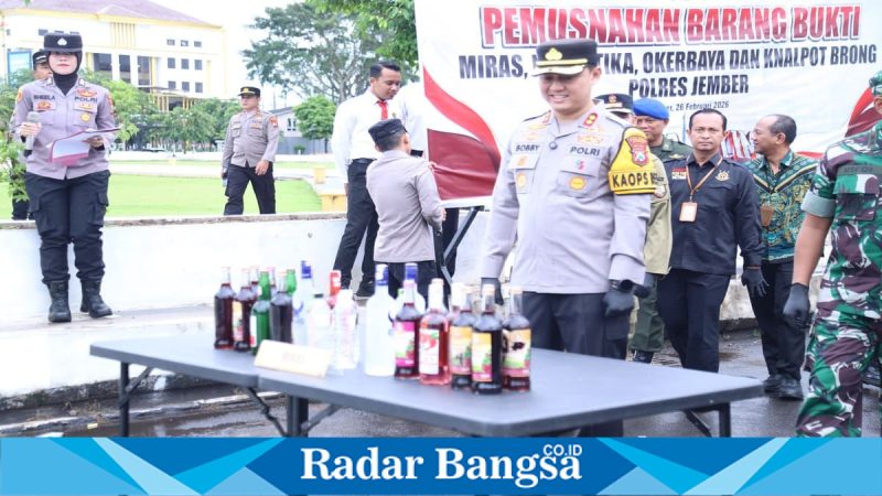 Kapolres Jember memimpin pemusnahan miras, narkoba, dan knalpot brong di Jalan Sudarman, Kamis (26/2/2026). (Foto Dok Ho/RadarBangsa.co.id)