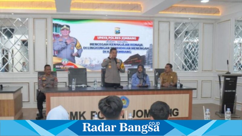 Kapolres Jombang AKBP Ardi Kurniawan saat memberi pembinaan pelajar SMK PGRI 1 Jombang, Selasa (10/2/2026). (Foto Dok Ho/RadarBangsa.co.id)