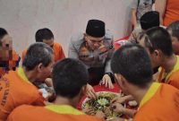 Kapolres Lamongan AKBP Arif Fazlurrahman berbuka puasa bersama tahanan di Polres Lamongan, Selasa (24/2/2026). (Foto Dok Ho/RadarBangsa.co.id)