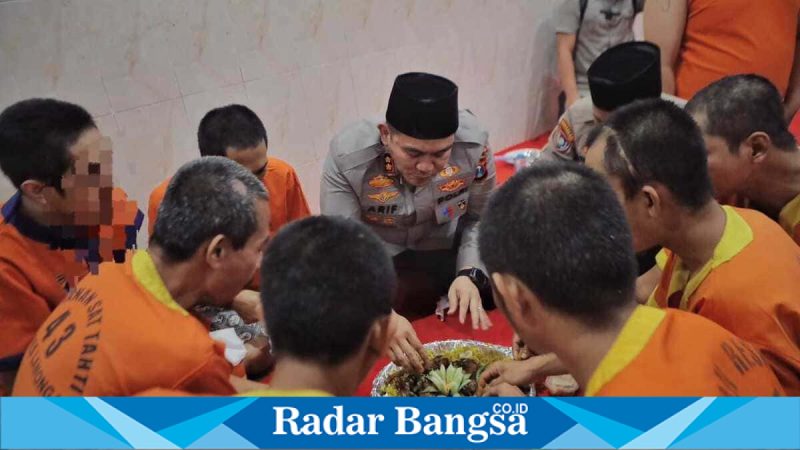 Kapolres Lamongan AKBP Arif Fazlurrahman berbuka puasa bersama tahanan di Polres Lamongan, Selasa (24/2/2026). (Foto Dok Ho/RadarBangsa.co.id)