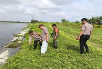 Petugas dan warga mengevakuasi korban tenggelam di Waduk Menongo, Lamongan, Selasa (17/2/2026). (Foto Dok Ho/RadarBangsa.co.id)