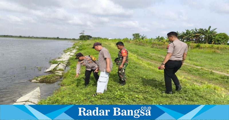 Petugas dan warga mengevakuasi korban tenggelam di Waduk Menongo, Lamongan, Selasa (17/2/2026). (Foto Dok Ho/RadarBangsa.co.id)
