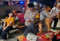 Kapolsek Tikung AKP Anang Purwo Widodo saat memberikan imbauan kamtibmas di warung kopi Desa Bakalan Pule, Sabtu (21/2/2026). (Foto Dok Ho/RadarBangsa.co.id)