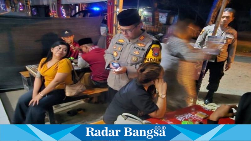 Kapolsek Tikung AKP Anang Purwo Widodo saat memberikan imbauan kamtibmas di warung kopi Desa Bakalan Pule, Sabtu (21/2/2026). (Foto Dok Ho/RadarBangsa.co.id)