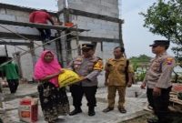 Kapolsek Tikung AKP Anang Purwo Widodo menyalurkan bantuan sosial Polres Lamongan di Dusun Wonorejo, Selasa 10 Februari 2026 (Foto Dok Ho/RadarBangsa.co.id).