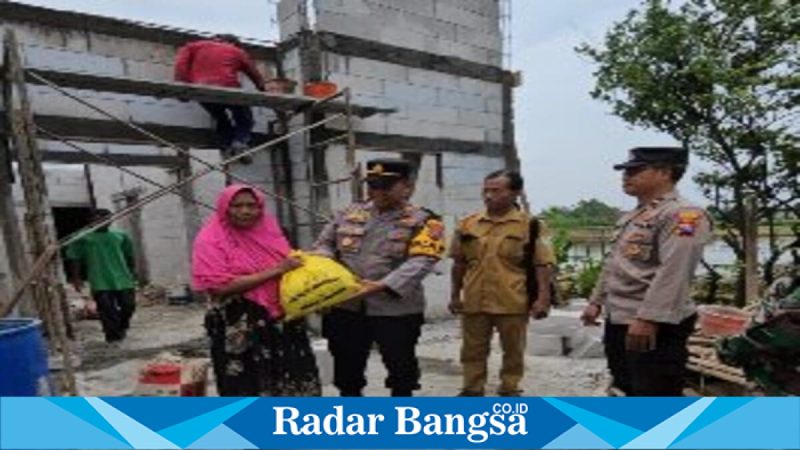 Kapolsek Tikung AKP Anang Purwo Widodo menyalurkan bantuan sosial Polres Lamongan di Dusun Wonorejo, Selasa 10 Februari 2026 (Foto Dok Ho/RadarBangsa.co.id).