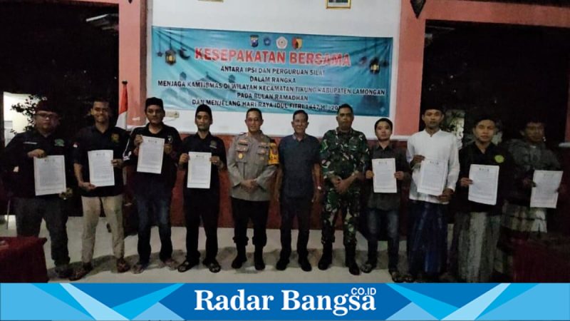 Forkopimcam Tikung dan perwakilan perguruan silat menandatangani kesepakatan kamtibmas, Selasa (24/2/2026). (Foto Dok Ho/RadarBangsa.co.id)