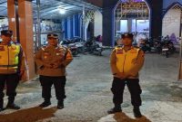 Petugas Polsek Tikung melakukan pengamanan sholat Tarawih di Masjid At-Taqwa Bakalanpule, Selasa (17/2/2026). (Foto Dok Ho/RadarBangsa.co.id)
