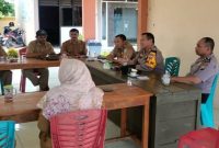 Kapolsek Tikung AKP Anang Purwo Widodo bersama Bhabinkamtibmas saat sosialisasi layanan 110 di Balaidesa Soko, Lamongan, Senin (2/2/2026). (Foto Dok Ho/Nul-RadarBangsa.co.id)