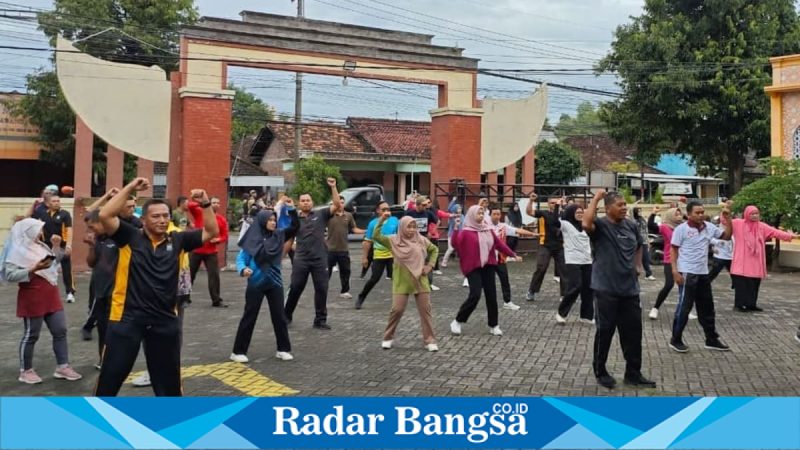 Personel TNI, Polri, dan Satpol PP saat kurve membersihkan Jalan Raya Kecamatan Tikung, Jumat (13/2/2026). (Foto Dok Ho/RadarBangsa.co.id)