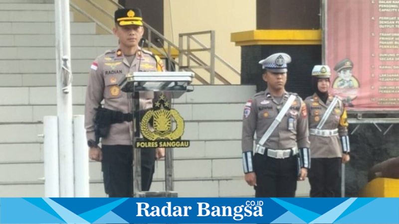 Wakapolres Sanggau Kompol Radian memimpin Apel Gelar Pasukan Operasi Keselamatan Kapuas 2026 di Mapolres Sanggau, Senin (2/2/2026). (Foto Dok Ho/Ded-RadarBangsa.co.id)