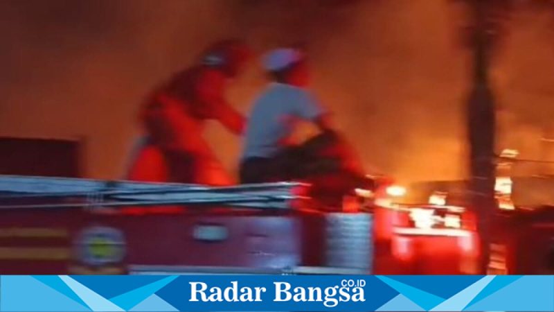 Petugas Damkar Satpol PP bersama BPBD dan FRPB memadamkan kebakaran di Pondok Pesantren Panyepen, Palengaan, Pamekasan, Jumat (6/2/2026). (Foto Dok Ho/Deb-RadarBangsa.co.id)