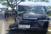 Petugas kepolisian mengevakuasi kendaraan usai kecelakaan truk box dan minibus di Camplong, Sampang, Minggu (15/2/2026). (Foto Dok Ho/RadarBangsa.co.id)