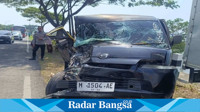 Petugas kepolisian mengevakuasi kendaraan usai kecelakaan truk box dan minibus di Camplong, Sampang, Minggu (15/2/2026). (Foto Dok Ho/RadarBangsa.co.id)